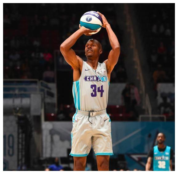 拜仁慕尼黑训练开放日，冲刺阶段止住颓势引欢呼，NBA季后赛在即，身体对抗强度拉满的简单介绍